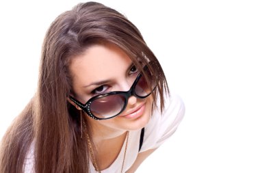 Pembe gömlekli gözlüklü kadın
