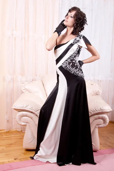 Vrouw in zwarte en witte jurk — Stockfoto