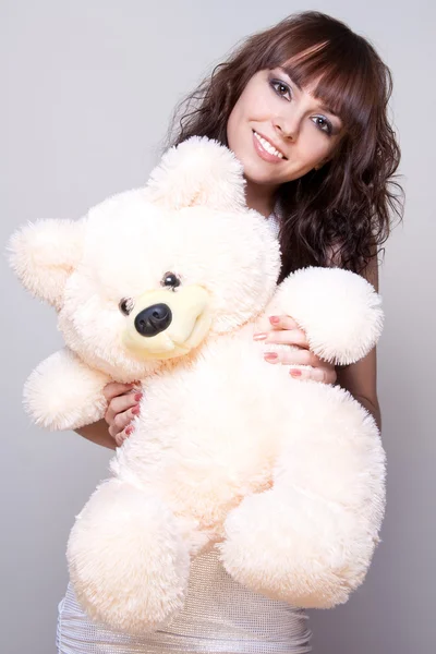 Schönes Mädchen mit Teddybär — Stockfoto