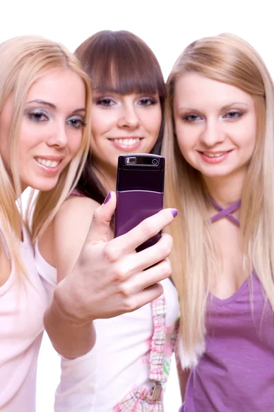 Три девушки с телефоном — стоковое фото