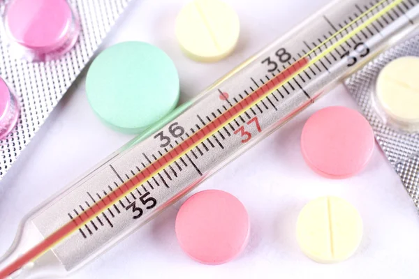 Thermometer and pills — Stock Photo, Image