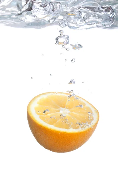 Oranje valt in het water — Stockfoto