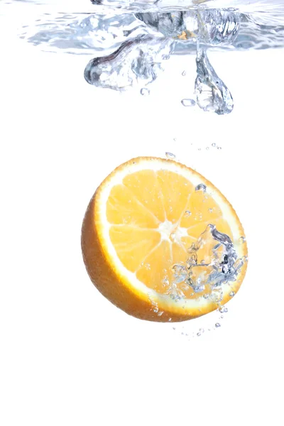 오렌지 물에 빠진다 — 스톡 사진