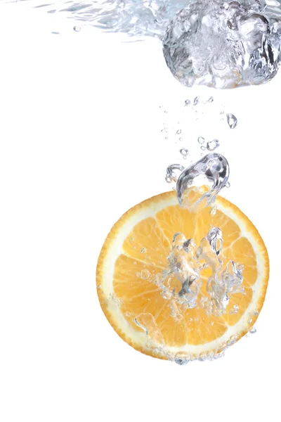 Orange faller i vattnet — Stockfoto
