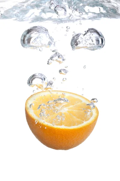 Πορτοκαλί πέφτει στο νερό — Φωτογραφία Αρχείου