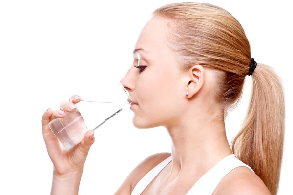Красива жінка п'є воду — стокове фото