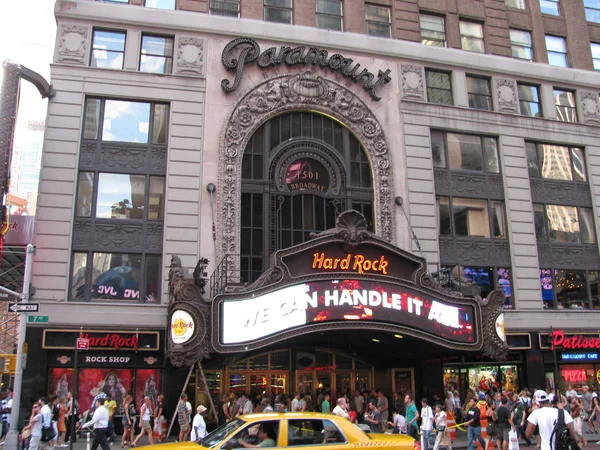 Crowd in New York in front of hard rock cafe — Stock Photo, Image