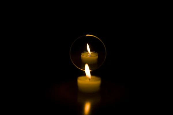 Зеркало и маленькая свеча — стоковое фото