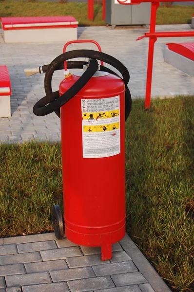 Большой красный огнетушитель — стоковое фото