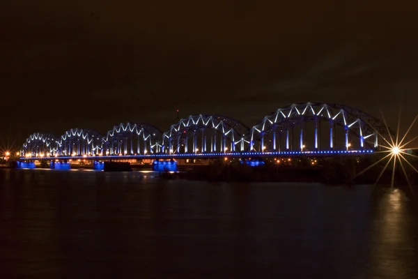 Railbridge met nacht verlichting. — Stockfoto
