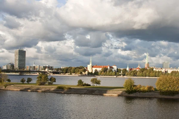 Città vecchia da riva del fiume. Riga. Lettonia . — Foto Stock