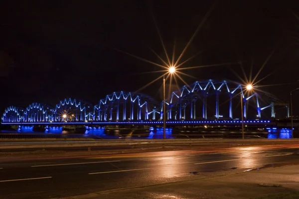 Railbridge gece aydınlatma ile. — Stok fotoğraf