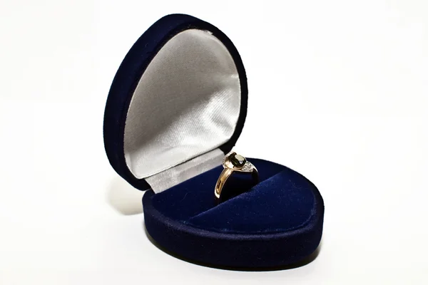 Zlatý prsten s geniální. Izolace. — Stock fotografie