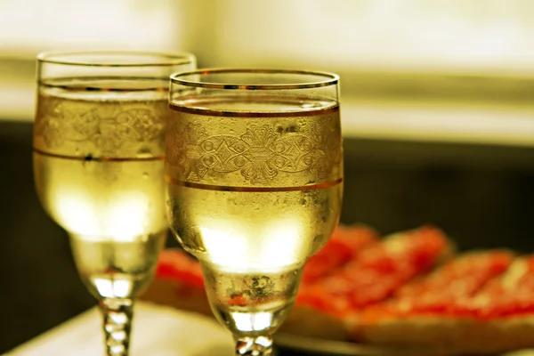 Copos de champanhe e caviar vermelho — Fotografia de Stock