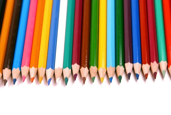 Färgade pennor isolerade på vitt — Stockfoto