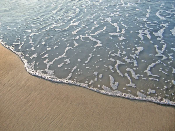 Welle auf Sand — Stockfoto
