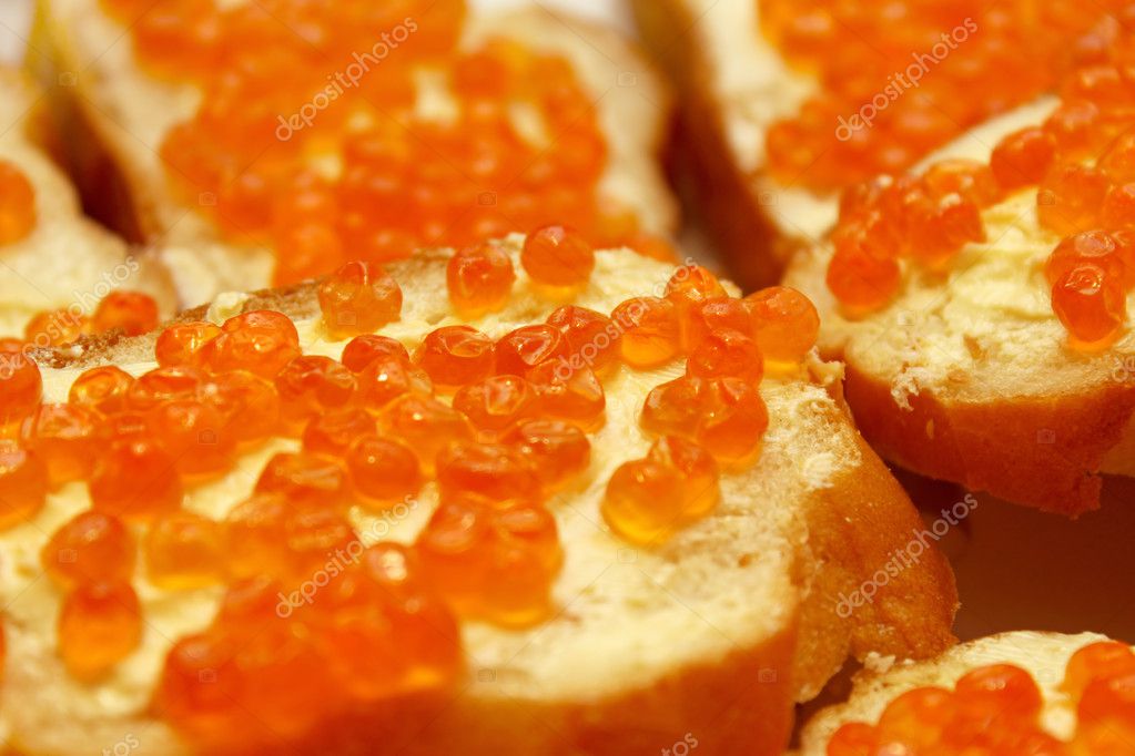 红色caviare 三明治的特写– 图库图片