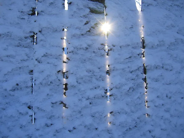 下一个雪和太阳的栅栏 — 图库照片