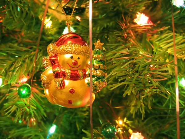 Sněhová koule hračka na vánoční stromeček — Stock fotografie