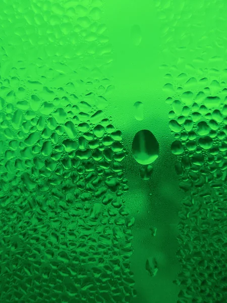 Vatten droppar på grönt glas — Stockfoto