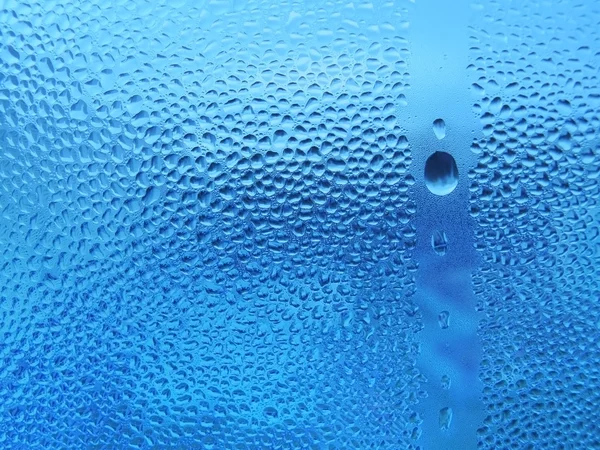 玻璃上的天然水滴 — 图库照片