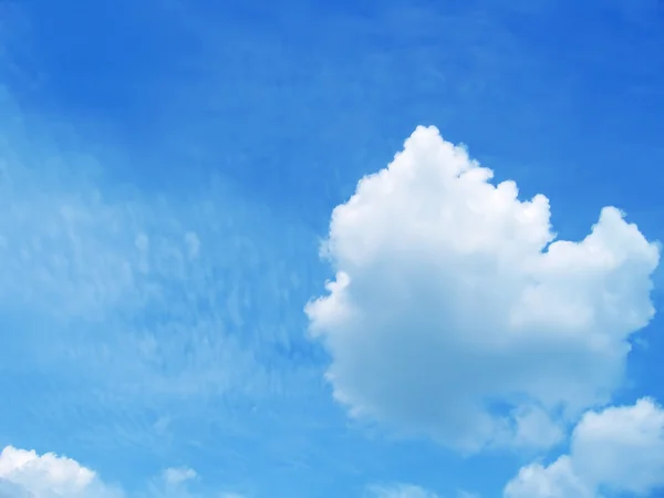 Fehér felhő a kék égen — Stock Fotó