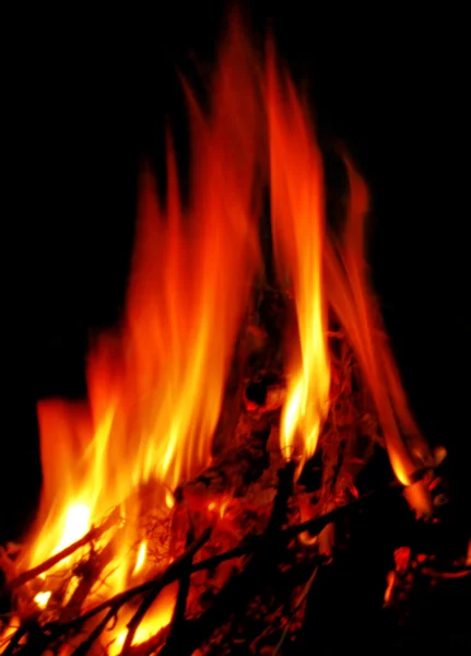 Gorąca ognia na czarny — Zdjęcie stockowe