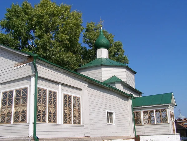 教会从落叶松。城市 svijazhsk — 图库照片