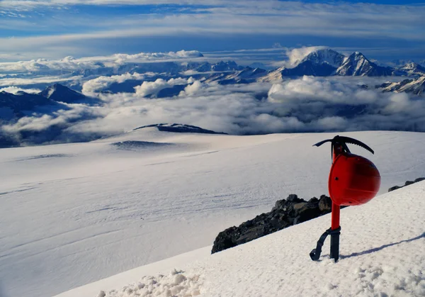 Alpinist ve buz baltası kask — Stok fotoğraf