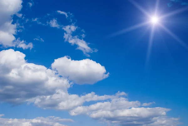 Солнце на темно-синем небе — стоковое фото