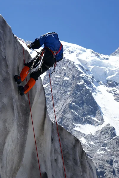 Ice climber bir buz üzerinde aşağı doğru iner — Stok fotoğraf