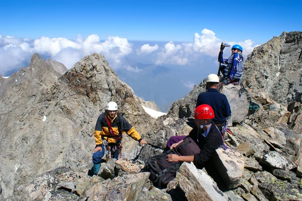 Groupe d'alpinistes au sommet de la montagne — Photo