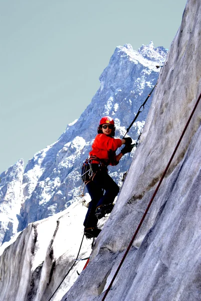 Девушка-альпинистка на тренировке — стоковое фото