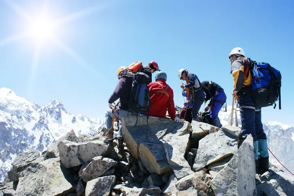Группа альпинистов на вершине горы — стоковое фото