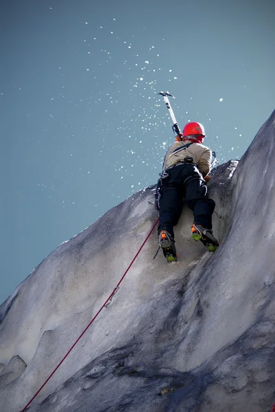 Ijs-climber gaat omlaag naar beneden op een ijs — Stockfoto