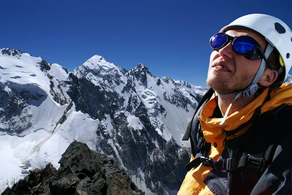 Bergsteiger untersucht Weg auf den Gipfel — Stockfoto