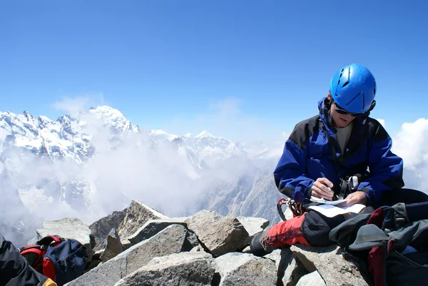 Alpinista scrive un messaggio — Foto Stock