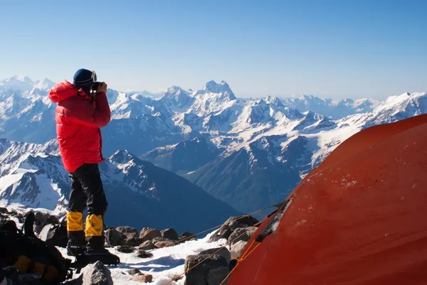 Montañero toma fotos montañas — Foto de Stock