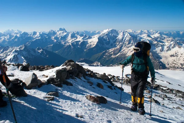 Альпинист поднимается в гору — стоковое фото