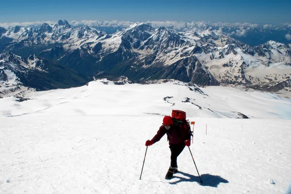 Альпинист поднимается в гору — стоковое фото