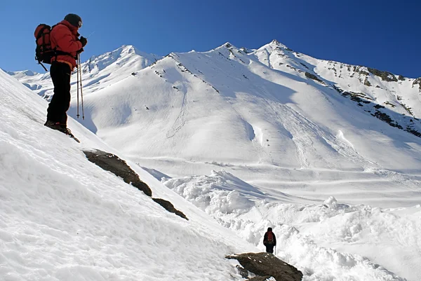 Bergbeklimmers gaan naar beneden — Stockfoto