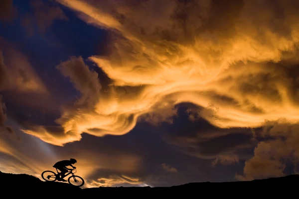 骑着山地自行车运动员 — 图库照片