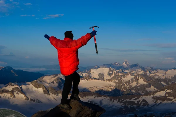 Bergsteiger mit Bergen im Hintergrund — Stockfoto