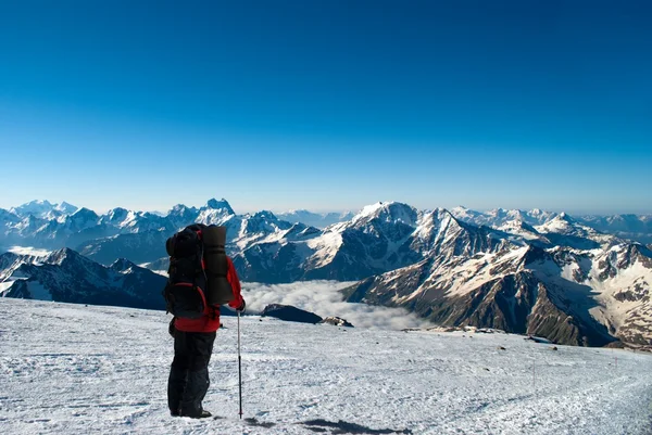 Альпинист с горами на заднем плане — стоковое фото