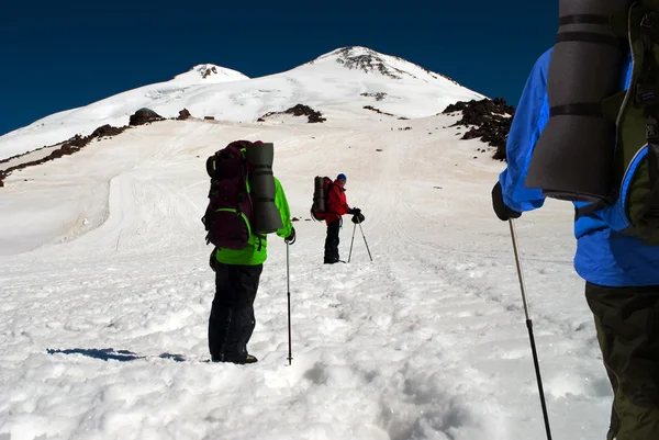 Tre scalatori su sfondo due cime — Foto Stock