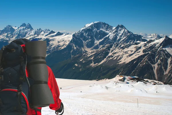 Alpinista con montagne sullo sfondo — Foto Stock