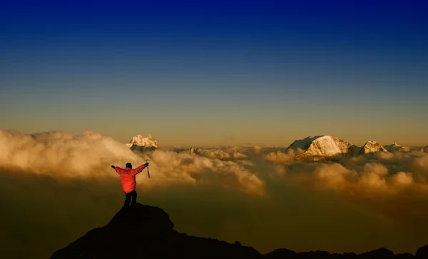 Альпініст з горами на задньому плані — стокове фото