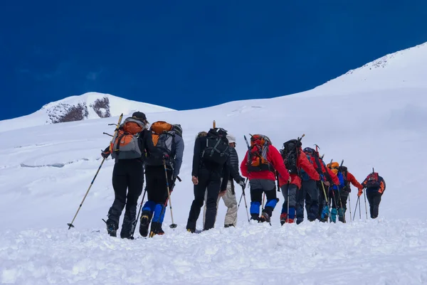 Grupo de alpinistas em uma subida — Fotografia de Stock
