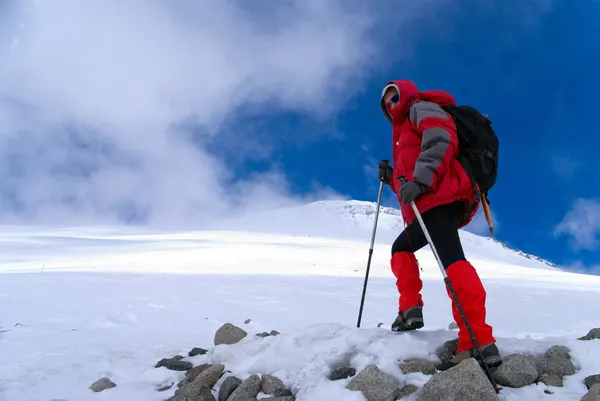 Kız - bir alpinist kırmızı ceketli — Stok fotoğraf