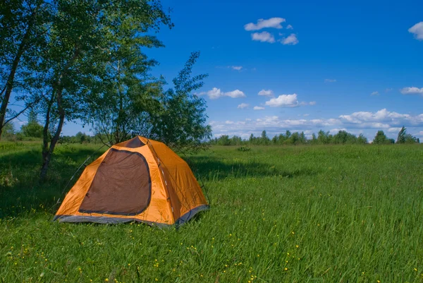 Желтая туристическая палатка — стоковое фото